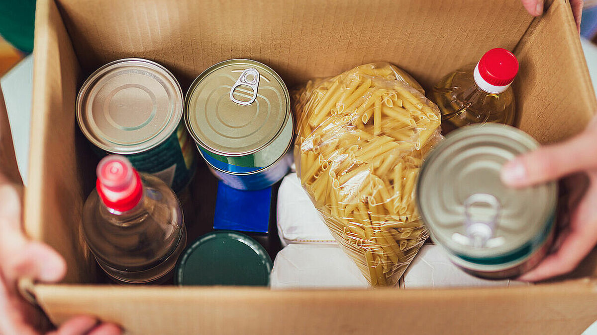 Die Rostocker Tafel bittet um Spenden, um alle Menschen mit Lebensmitteln versorgen zu können. Für ukrainischen Familien, die nicht in Hotels untergebracht sind, gibt es eine eigene Ausgabe. 