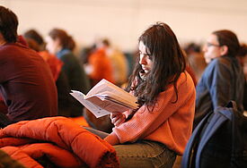 Eine junge Frau beim Mittagsgebet, Taizé