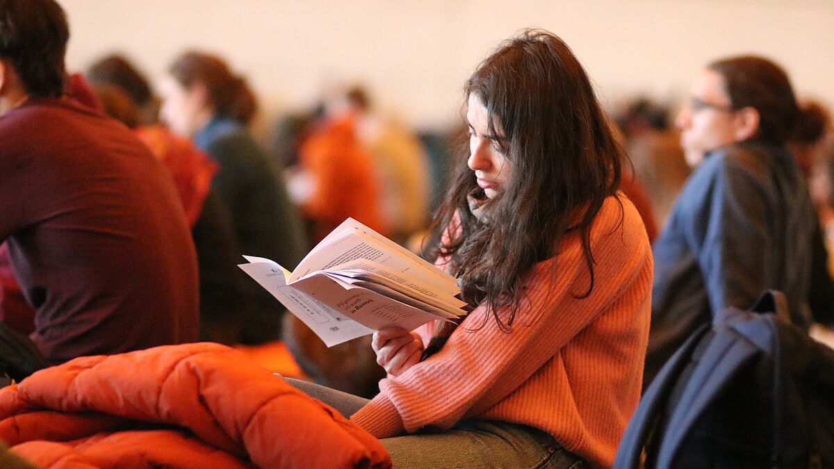 Eine junge Frau beim Mittagsgebet: Viele sind tief beeindruckt von der Spiritualität, die sie mit Gleichgesinnten erleben. 