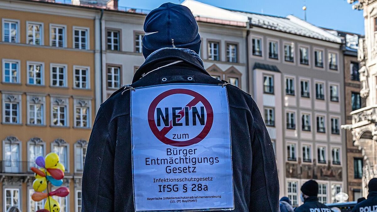 In mehreren Städten demonstrieren Menschen gegen die staatlichen Maßnahmen zur Eindämmung der Corona-Pandemie und die mittlerweile gekippte Impfpflicht. In der Online-Diskussion am 25. April geht es unter anderem darum, in wie weit diese Proteste von der rechten Szene unterwandert werden – und was das für unsere Gesellschaft bedeutet. 