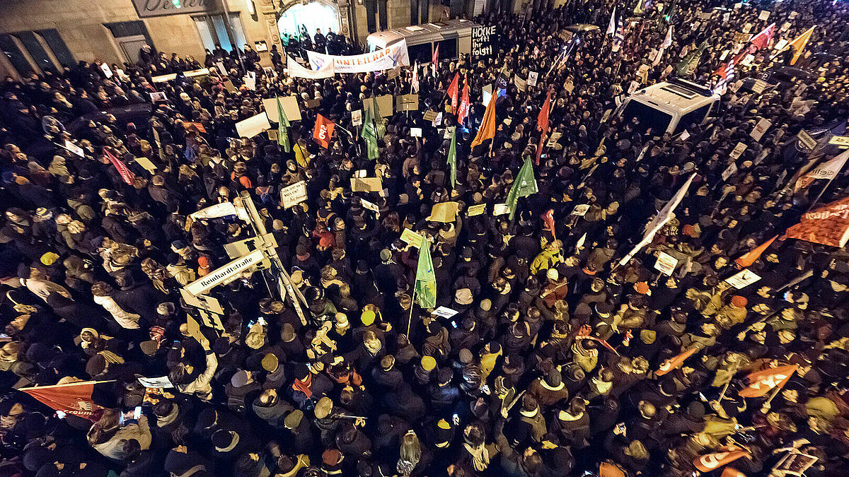 Gegen die Wahl von Thomas Kemmerich (FDP) zum neuen Ministerpräsidenten von Thüringen durch die Stimmen der AfD (Alternative für Deutschland) protestieren Menschen in Berlin.