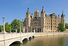 Das Schweriner Schloss liegt auf der Schlossinsel im Stadtzentrum von Schwerin. Es ist Sitz des Landtages von Mecklenburg-Vorpommern.