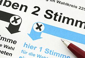 Stimmzettel für Wahlen (Ausschnitt, Foto: Peter Jobst, iStockphoto)