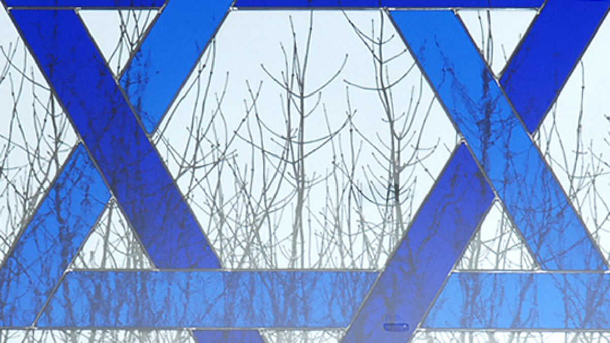 Eines der Fenster mit Davidstern in der neuen Synagoge in Schwerin (Ausschnitt). Die frühere Synagoge wurde in der Reichspogromnacht am 9. November 1938 verwüstet