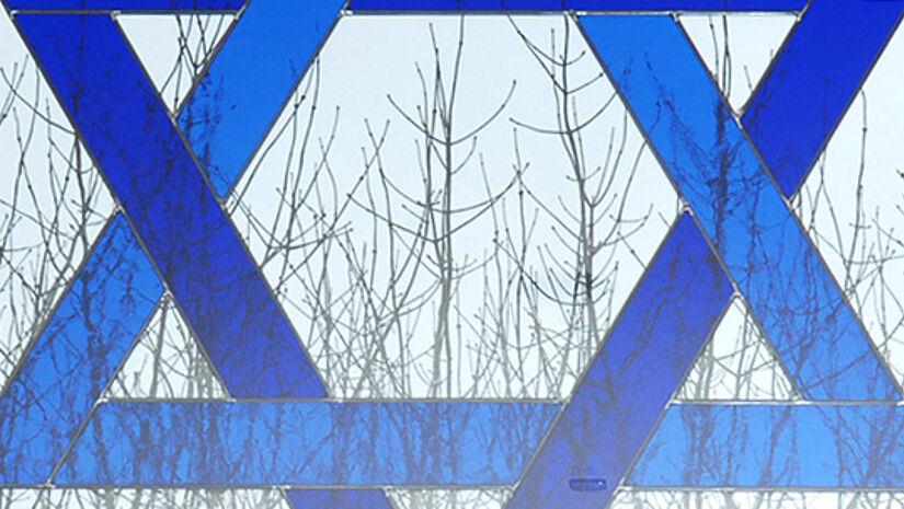 Eines der Fenster mit Davidstern in der Synagoge in Schwerin (Ausschnitt). Die frühere Synagoge wurde in der Reichspogromnacht am 9. November 1938 verwüstet.