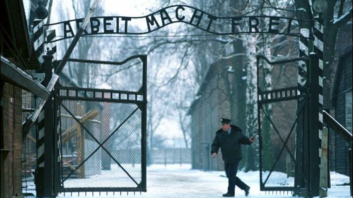Das Eingangstor des ehemaligen Konzentrationslagers Auschwitz, Polen.