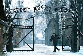 Das Eingangstor des ehemaligen Konzentrationslagers Auschwitz, Polen.