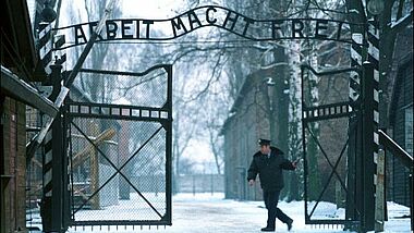 Das Eingangstor des ehemaligen Konzentrationslagers Auschwitz, Polen.