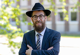 Ein jüdischer Rabbi mit Hut und Brille 