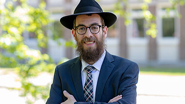 Ein jüdischer Rabbi mit Hut und Brille 