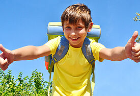 Auf in die Ferien! Am letzten Schultag stürmen die Kinder nach Hause