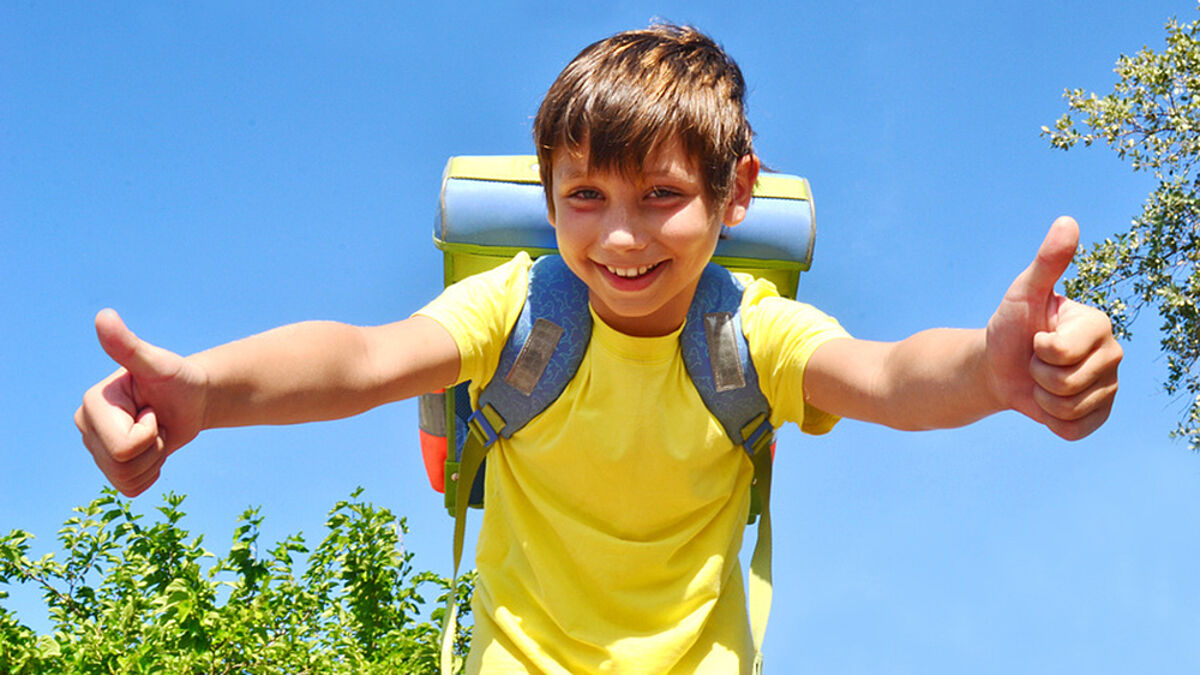 Auf in die Ferien! Am letzten Schultag stürmen die Kinder nach Hause