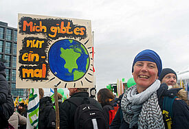 In Berlin haben sich am Sonntagmittag (29.11.15) mehrere tausend Menschen zu einer Großdemonstration für wirksame Schritte gegen den Klimawandel versammelt. Mit dem Global Climate March wollten sie vor Beginn der Weltklimakonferenz ein Zeichen setzen.