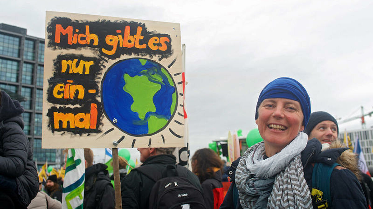 In Berlin haben sich am Sonntagmittag (29.11.15) mehrere tausend Menschen zu einer Großdemonstration für wirksame Schritte gegen den Klimawandel versammelt. Mit dem Global Climate March wollten sie vor Beginn der Weltklimakonferenz ein Zeichen setzen