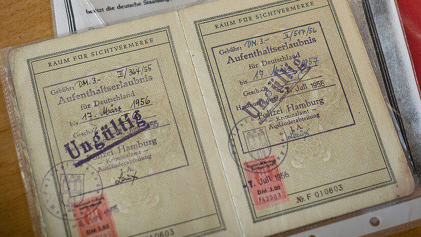 Alte Ausweisdokumente des Holocaustueberlebenden Ivar Buterfas-Frankenthal aus Bendestorf bei Hamburg