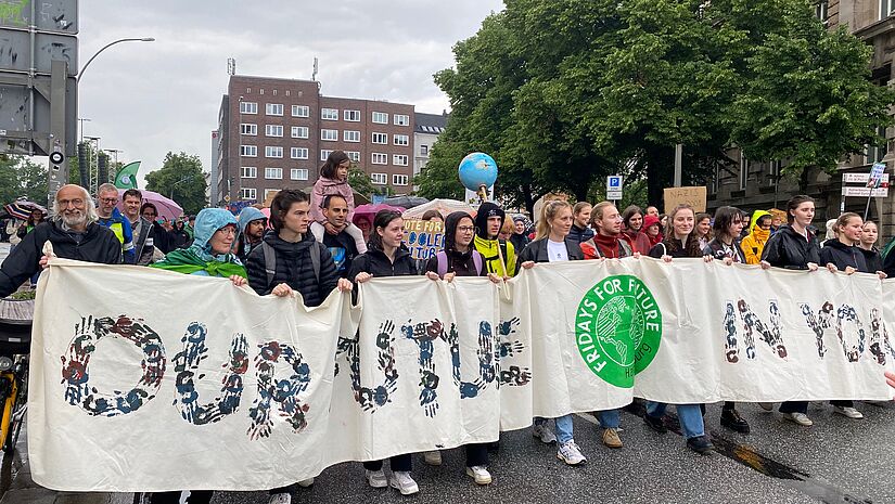 junge Leute bei der Demo von Fridays for Future 