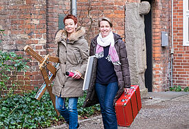 Kommen auf Wunsch auch in die Gemeinden: Pastorin Natascha Hilterscheid (l.) und Chantal Schierbecker.