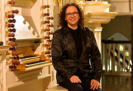Organist Jörg Reddin vor Orgel 