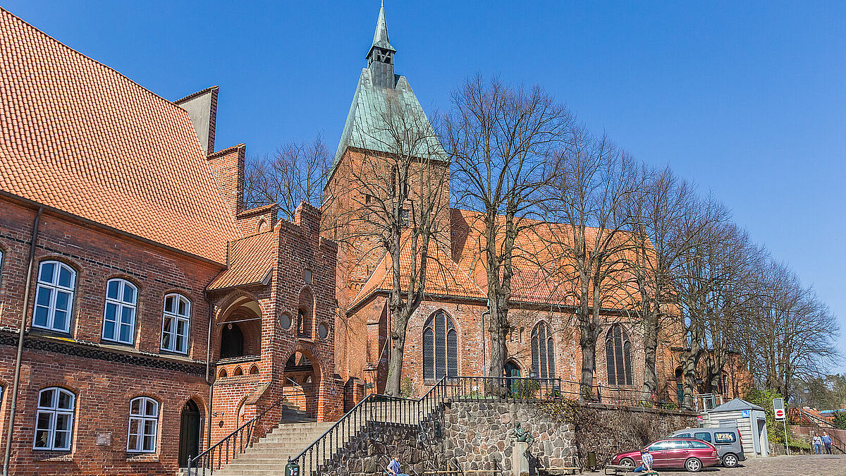 In St. Nicolai Mölln wird ein Gedenkgottesdienst gefeiert. Er erinnert an die Opfer der rassistisch motivierten Anschläge von 1992. 