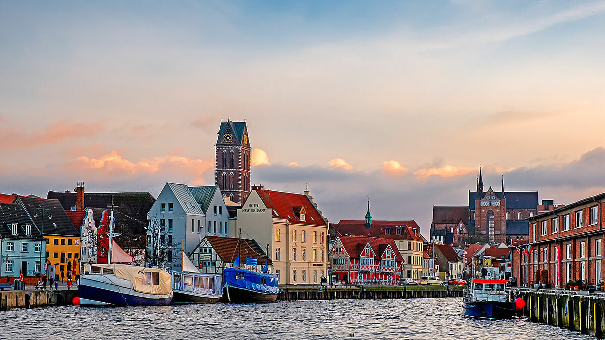 Im Alten Hafen von Wismar treffen sich am dritten Advent Fischer, Schiffbetreiber, Einheimische und Touristen zur "Seemannsweihnacht"