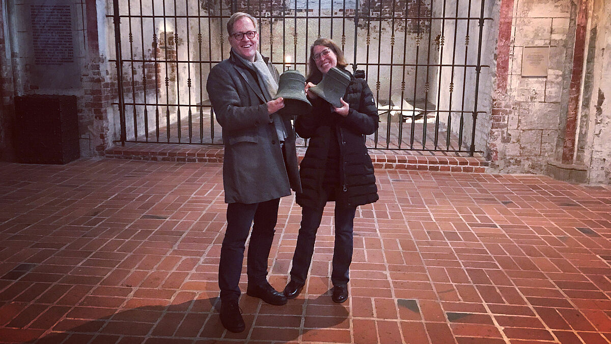 Die Glocken sind wieder da: Pastor Robert Pfeifer und Pastorin Inga Meißner von St. Marien zu Lübeck freuen sich.