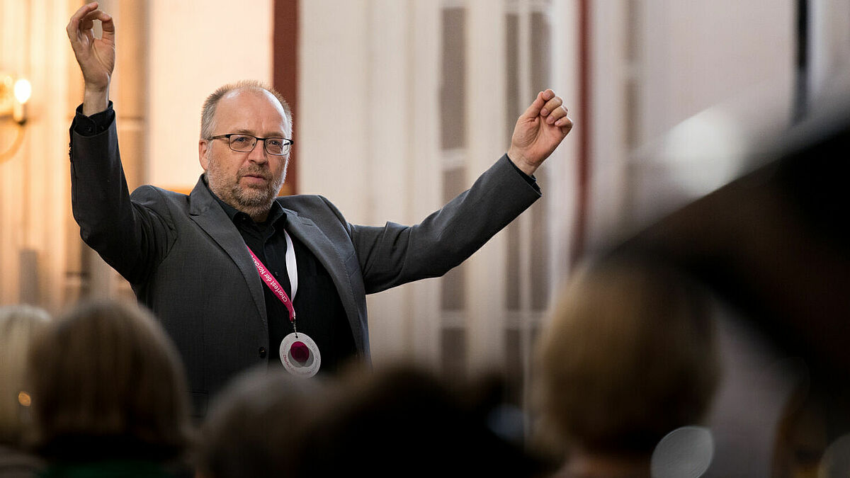Landeskirchenmusikdirektor Hans-Jürgen Wulf beim Chorfest Dreiklang im Schweriner Dom.