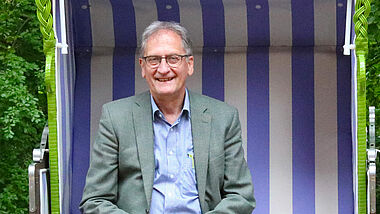Ulrich Schmidt im Strandkorb.