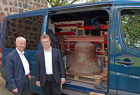 Im Transporter nach Tansania: Pastor Johannes Grashof aus Pasewalk (l.) und Arnold Fuchs von der Domgemeinde Güstrow schicken eine der Glocken auf die Reise