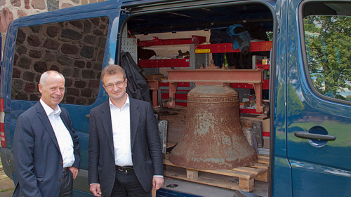 Im Transporter nach Tansania: Pastor Johannes Grashof aus Pasewalk (l.) und Arnold Fuchs von der Domgemeinde Güstrow schicken eine der Glocken auf die Reise