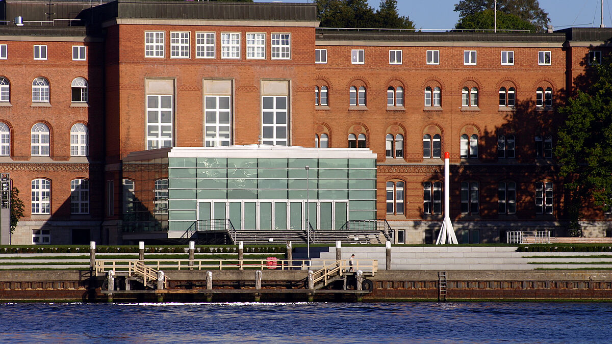 Plenarsaal des Landeshauses in Kiel, Außenansicht
