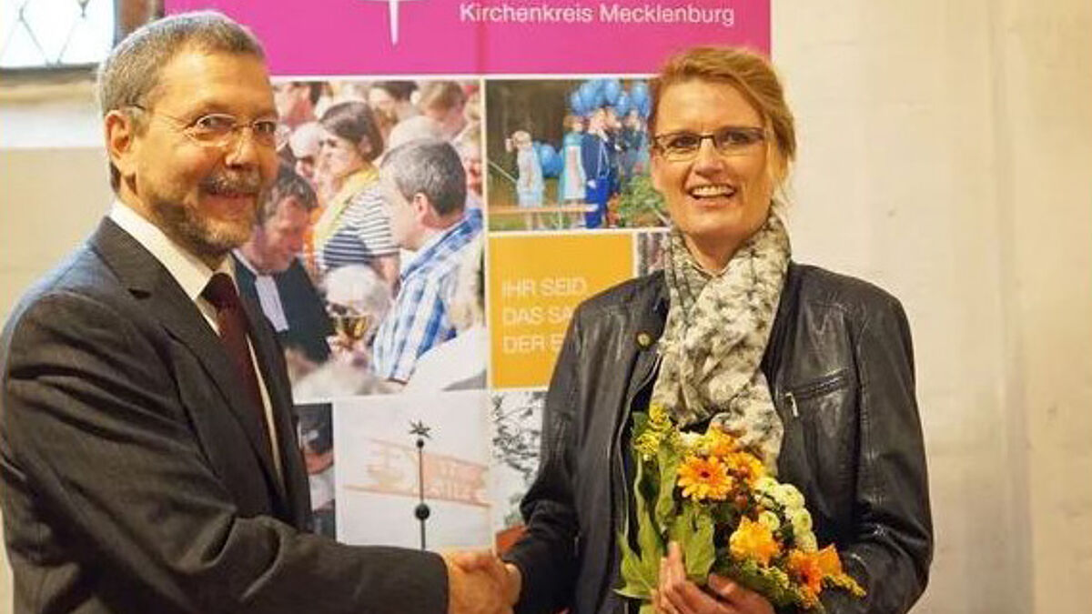 Präses Christoph de Boor gratuliert Britta Carstensen zur Wahl als Pröpstin im Evangelisch-Lutherischen Kirchenkreis Mecklenburg
