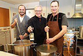 Sie brauen das Bock-Bier "Möllner Reformator": Stephan Ritthaler, (v.l.) Hans-Wilhelm von Dresky und Robert Handke an den Töpfen.