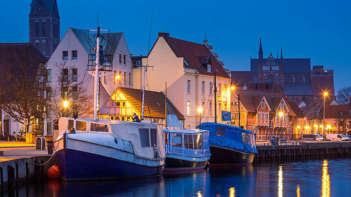 Stimmungsvoll wird es am 3. Advent im Alten Hafen Wismar: Die Seeleute feiern ein besonderes Erntedankfest mit Lichterfahrt. 
