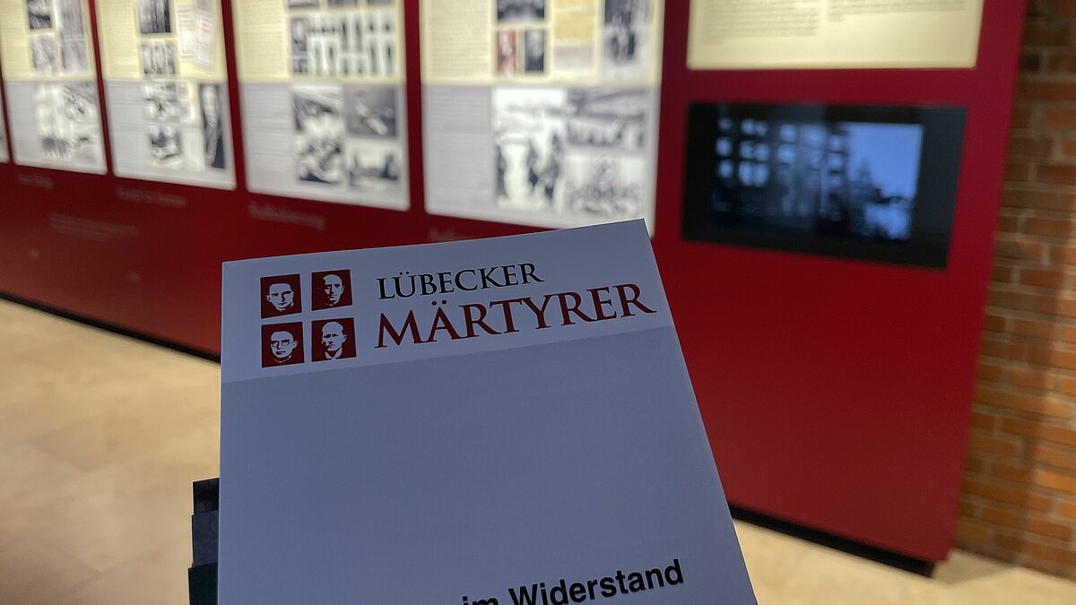 Die Gedenkstätte Lübecker Märtyrer ist frei zugänglich und bietet einen Einblick in das Leben der vier Geistlichen, die zum Widerstand gegen das NS-Regime aufriefen. 