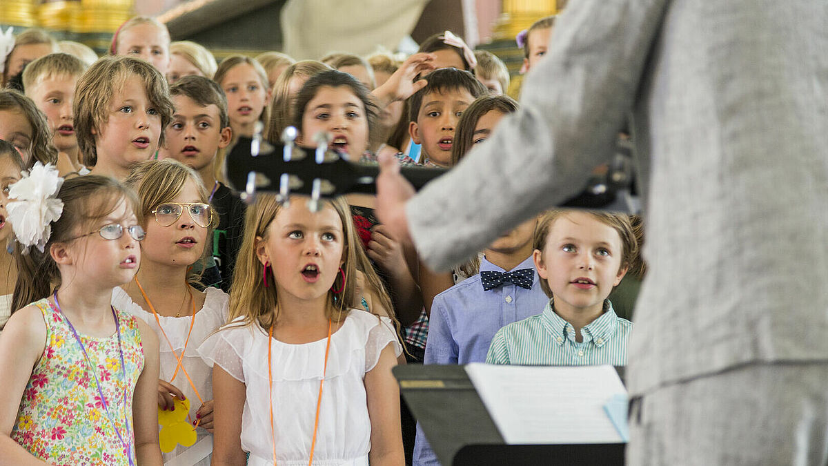 Kinder singen in einer Kirche