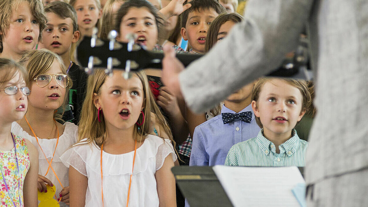 Kinder singen in einer Kirche
