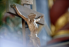 Kruzifix auf dem Altartisch in der Bartholomaeus-Kirche in  Golzwarden, einem Stadtteil von Brake im Landkreis Wesermarsch.