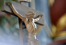 Kruzifix auf dem Altartisch in der Bartholomaeus-Kirche in  Golzwarden, einem Stadtteil von Brake im Landkreis Wesermarsch.