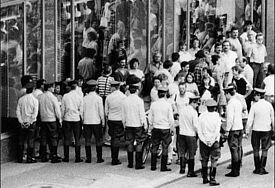 DDR-Volkspolizisten versperren im Jahr 1989 nach dem wöchentlichen Friedensgebet in der Leipziger Nikolaikirche den Kirchenbesuchern den Weg.