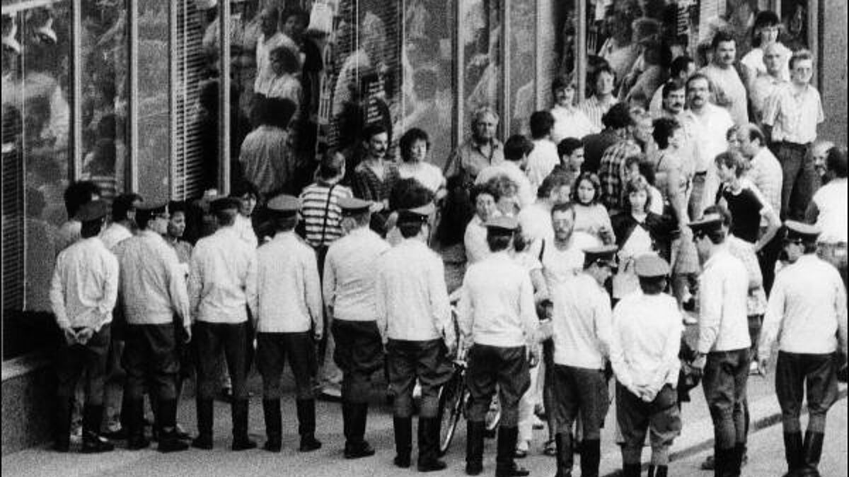 DDR-Volkspolizisten versperren im Jahr 1989 nach dem wöchentlichen Friedensgebet in der Leipziger Nikolaikirche den Kirchenbesuchern den Weg. 