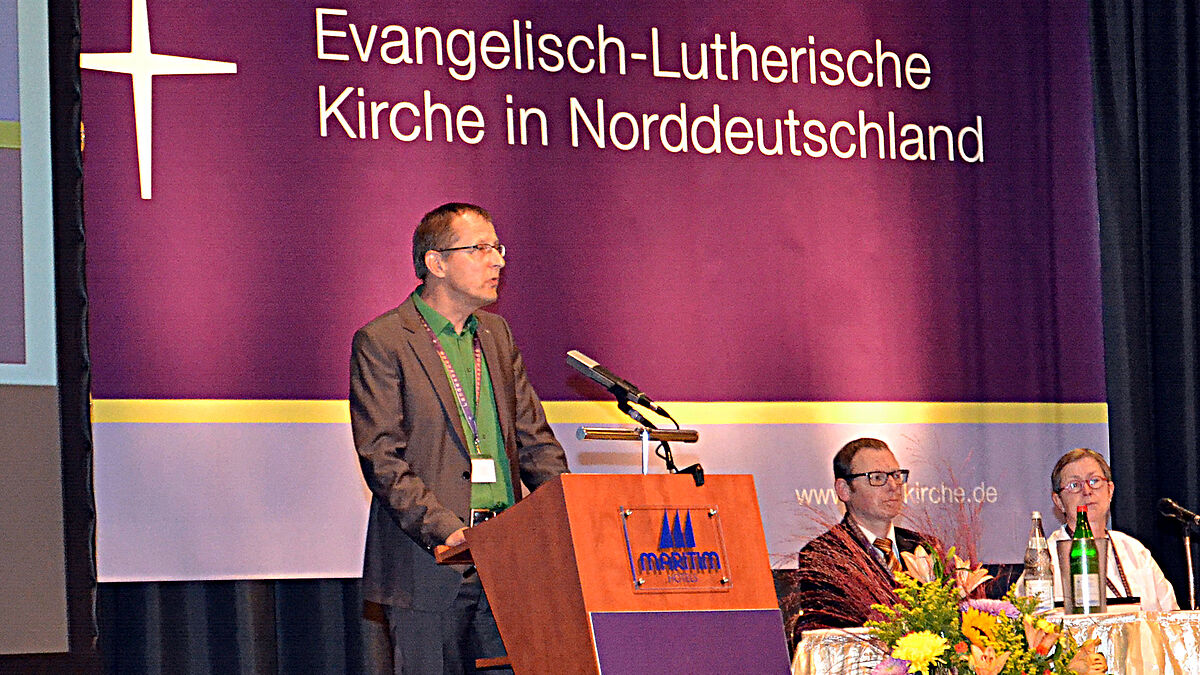 Pastor Michael Stahl, Vorsitzender des Vorbereitungsausschusses der Klimasynode, stellte den Synodalen einen Klimaschutzplan mit konkreten Maßnahmen für die Reduktion von Treibhausgasen für die nächsten Jahre vor