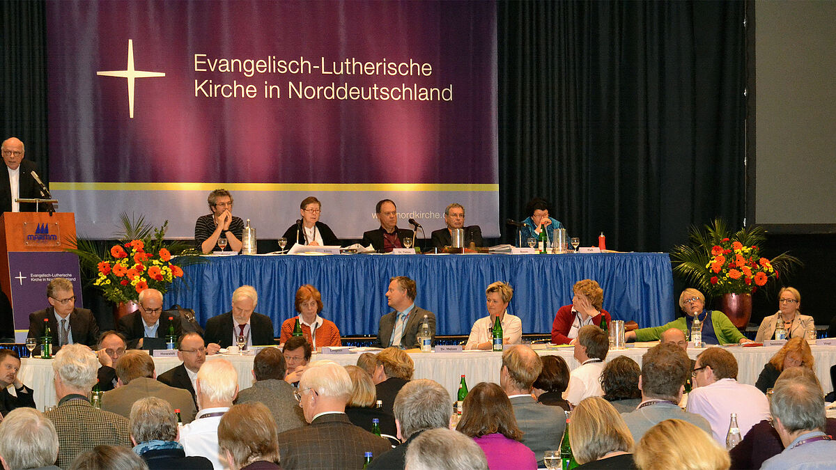 Landesbischof Gerhard Ulrich sprach vor der Landessynode