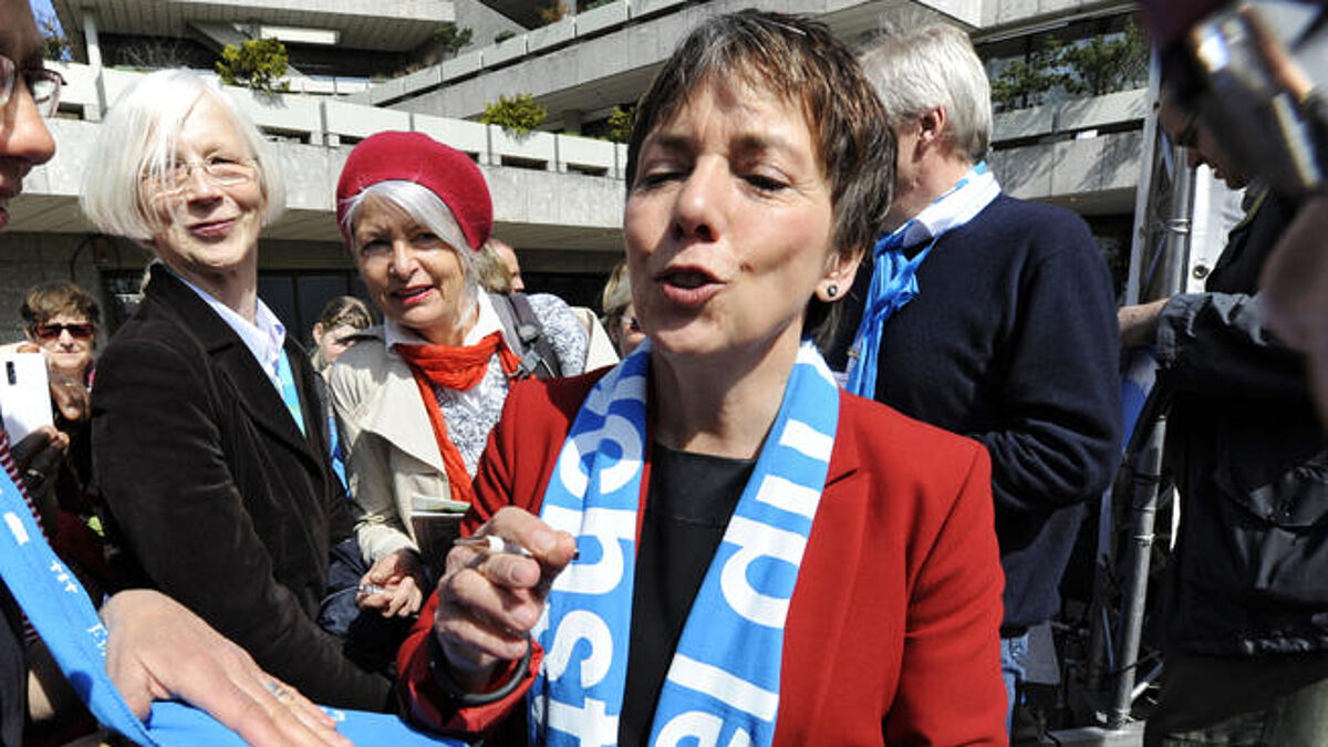 Engagiert und beliebt: Margot Käßmann gibt Autogramme auf dem Hamburger Kirchentag im Mai 2013