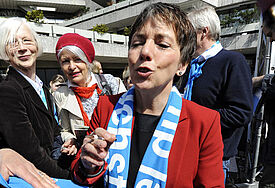 Engagiert und beliebt: Margot Käßmann gibt Autogramme auf dem Hamburger Kirchentag im Mai 2013