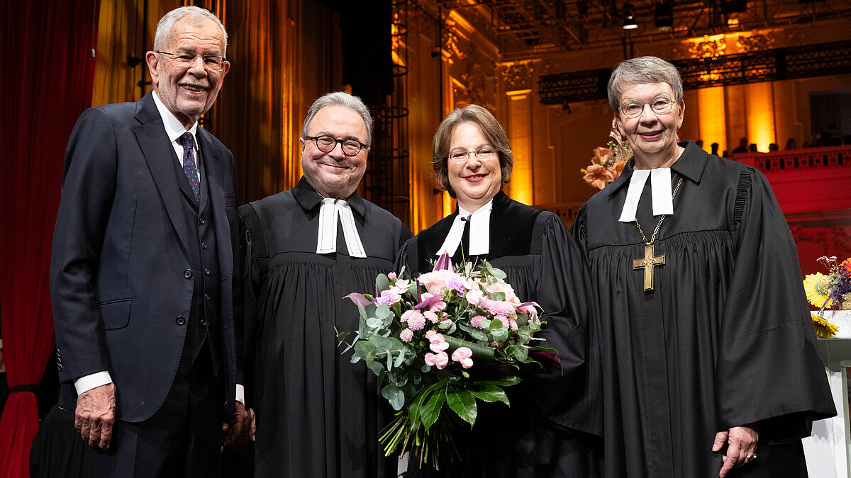 Nach dem Fernseh-Gottesdienst im Museumsquartier Wien: Bundespräsident Alexander Van der Bellen, Bischof em. Michael Chalupka, Bischöfin Cornelia Richter und Landesbischöfin Kristina Kühnbaum-Schmidt (v.l.n.r.). @B. Frommann