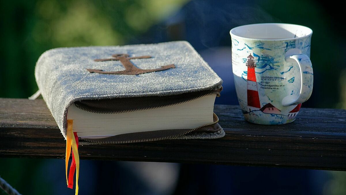 In der Bibel lesen und Tee trinken: Gottesdienste zu Hause feiern kann man drinnen oder draußen (Symbolbild).