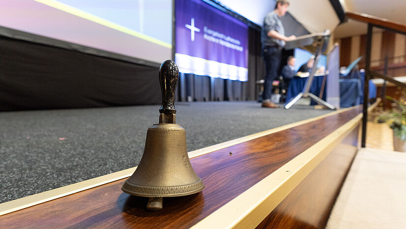 Eine Handglocke am Rand einer Bühne