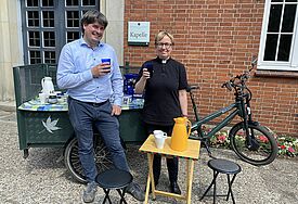 Friedhofsverwalter Matthias Habel und Pastorin Beate Reinhard sind regelmäßig mit dem Kaffee-Fahrrad unterwegs.