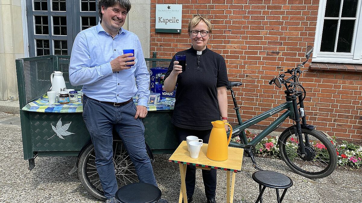 Friedhofsverwalter Matthias Habel und Pastorin Beate Reinhard sind regelmäßig mit dem Kaffee-Fahrrad unterwegs.