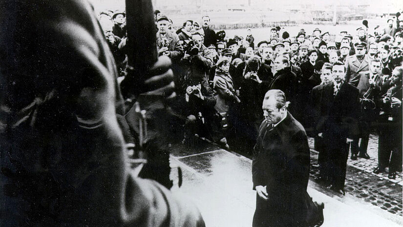 Kniefall von Bundeskanzler Willy Brandt am Mahnmal für die Helden des Warschauer Ghettos am 07. Dezember 1970. 